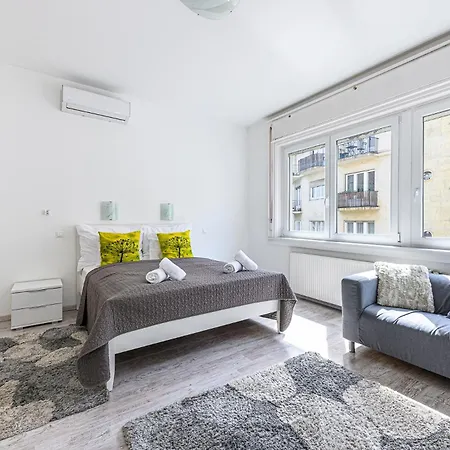 Cozy At Margaret Blvd Prime Buda Location With Ac דירה *